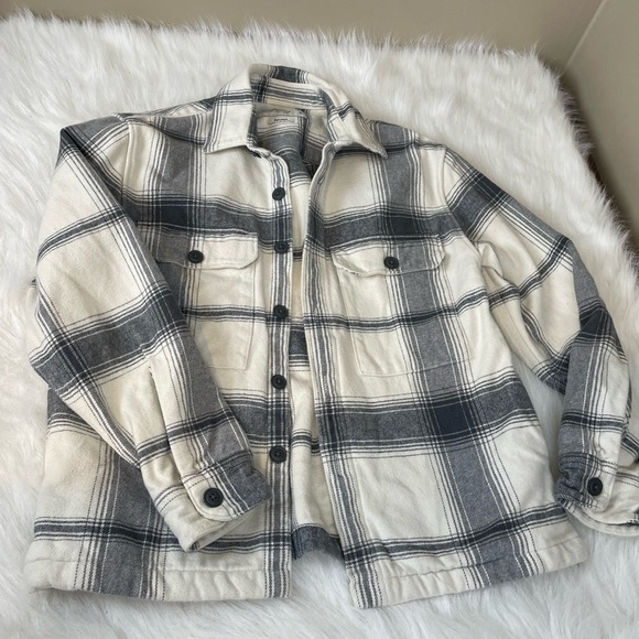 Abercrombie and Fitch Plaid Button-Up Shacket Jacket - Picture 2 of 10